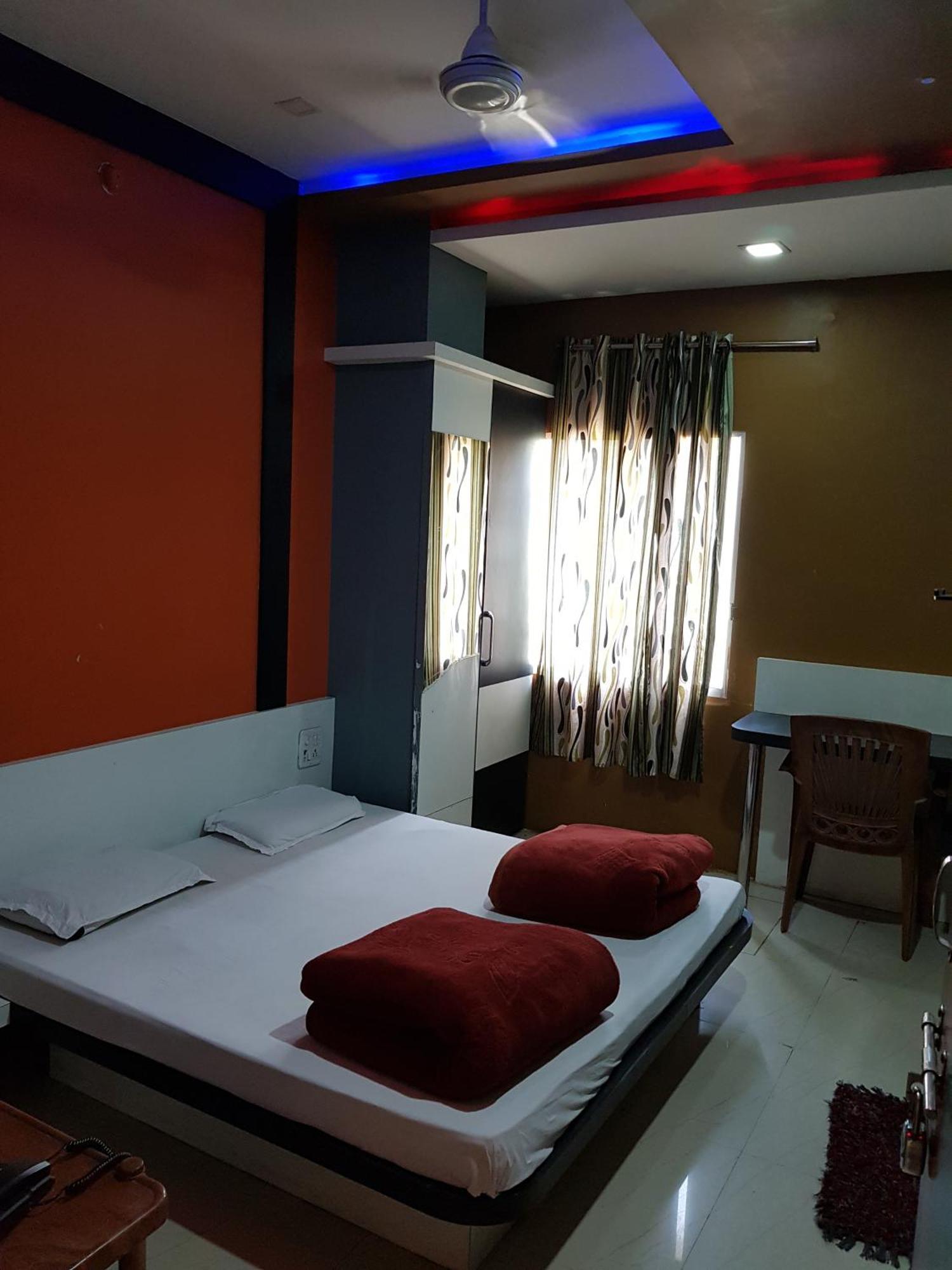 Hotel Shri Radhe Krishna Godarpura Экстерьер фото